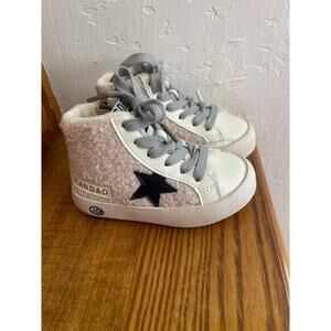 Kids Toddler Sherpa zip up lace up sneaker size 6